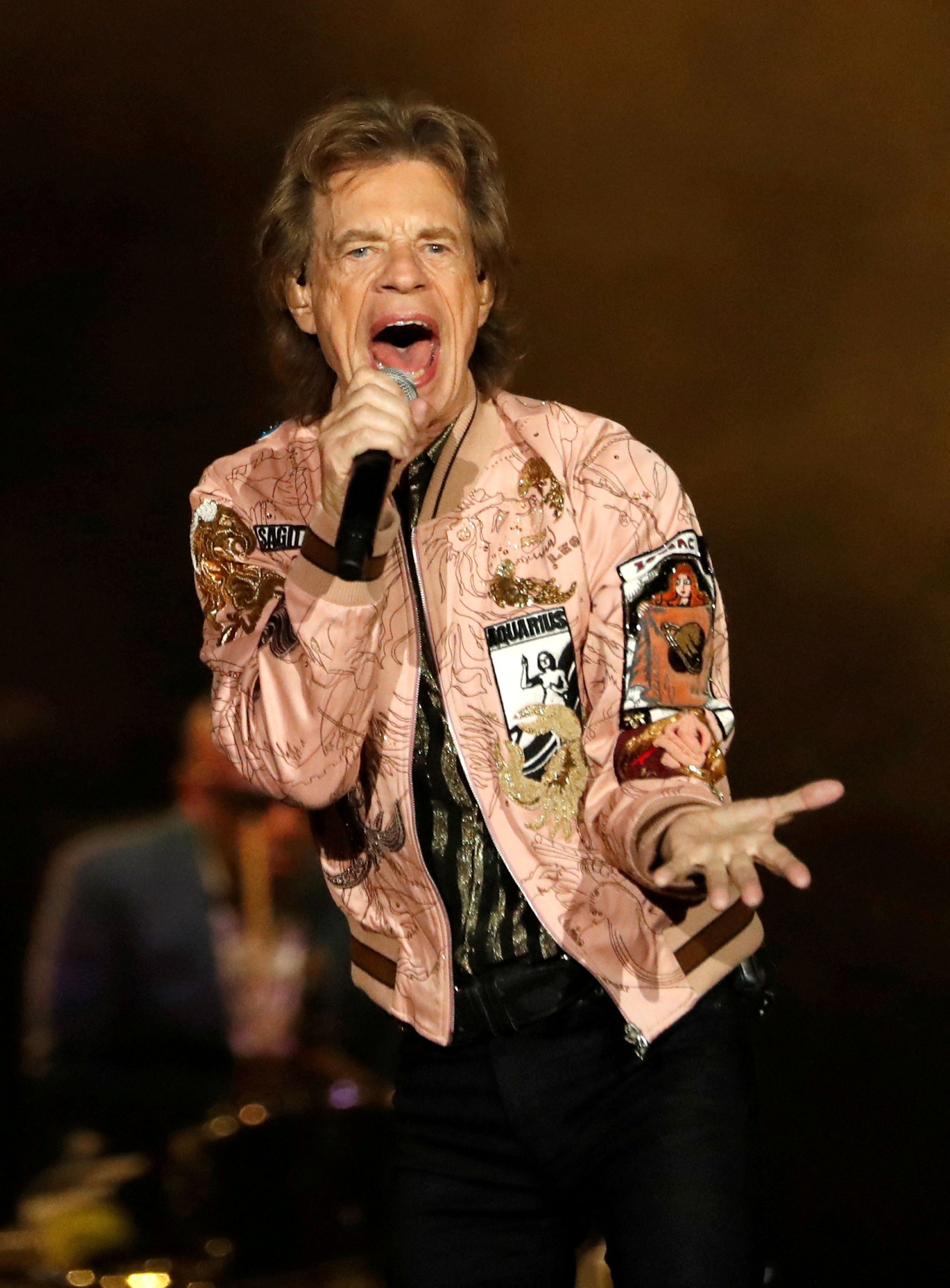 Mick Jagger dari Rolling Stones tampil selama 