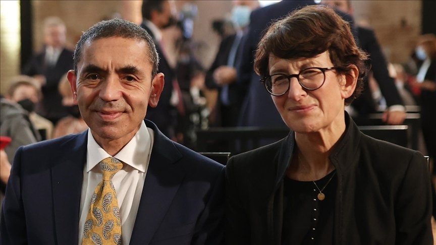 Uğur Şahin (L) and Özlem Türeci attend the award ceremony, in Frankfurt, Germany, March 14, 2022. (AA PHOTO)