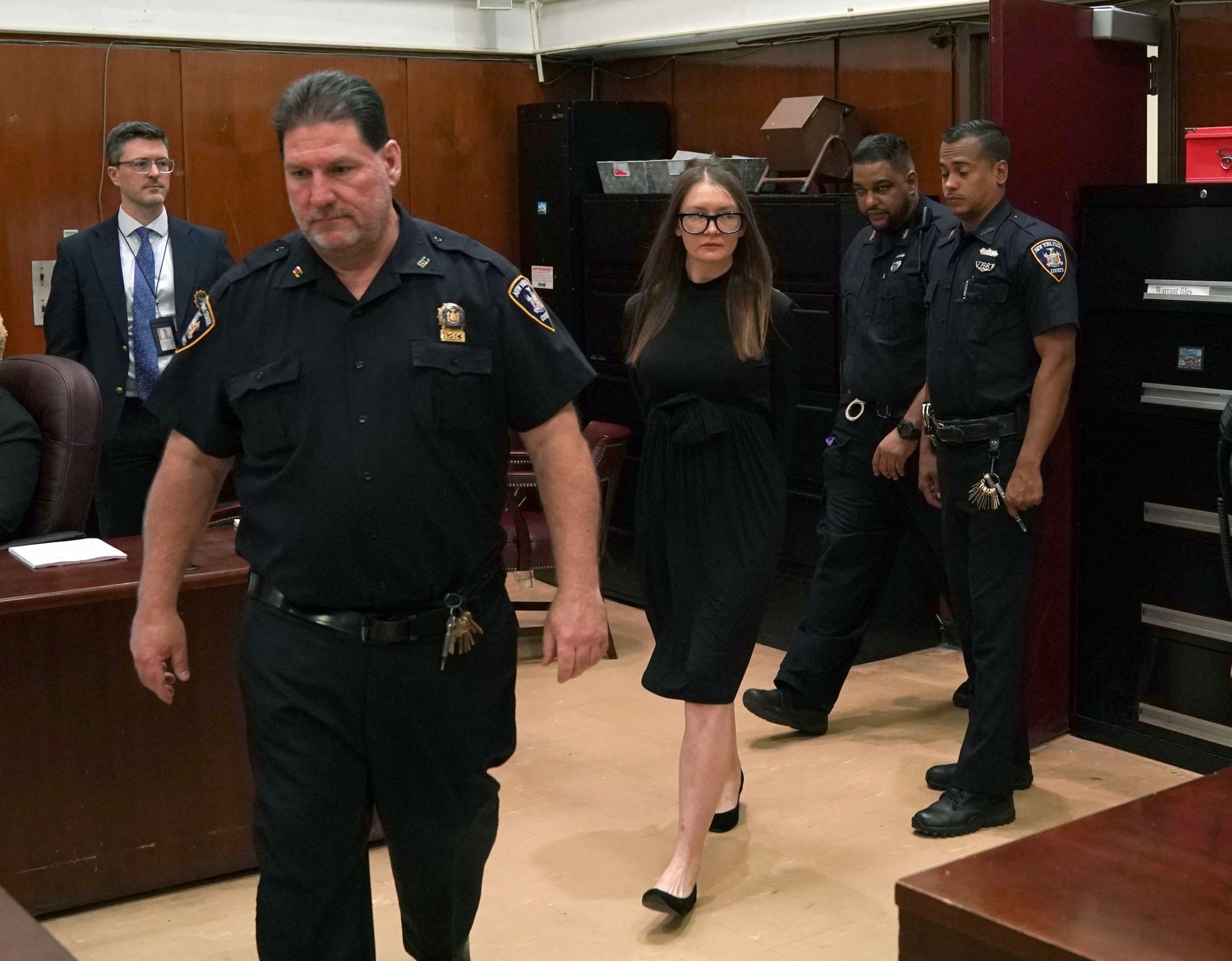 Anna Sorokin dibawa pergi setelah dijatuhi hukuman di Mahkamah Agung Manhattan menyusul keyakinannya bulan lalu atas berbagai tuduhan pencurian besar-besaran dan pencurian layanan, New York, AS, 9 Mei 2019. (AFP Photo)