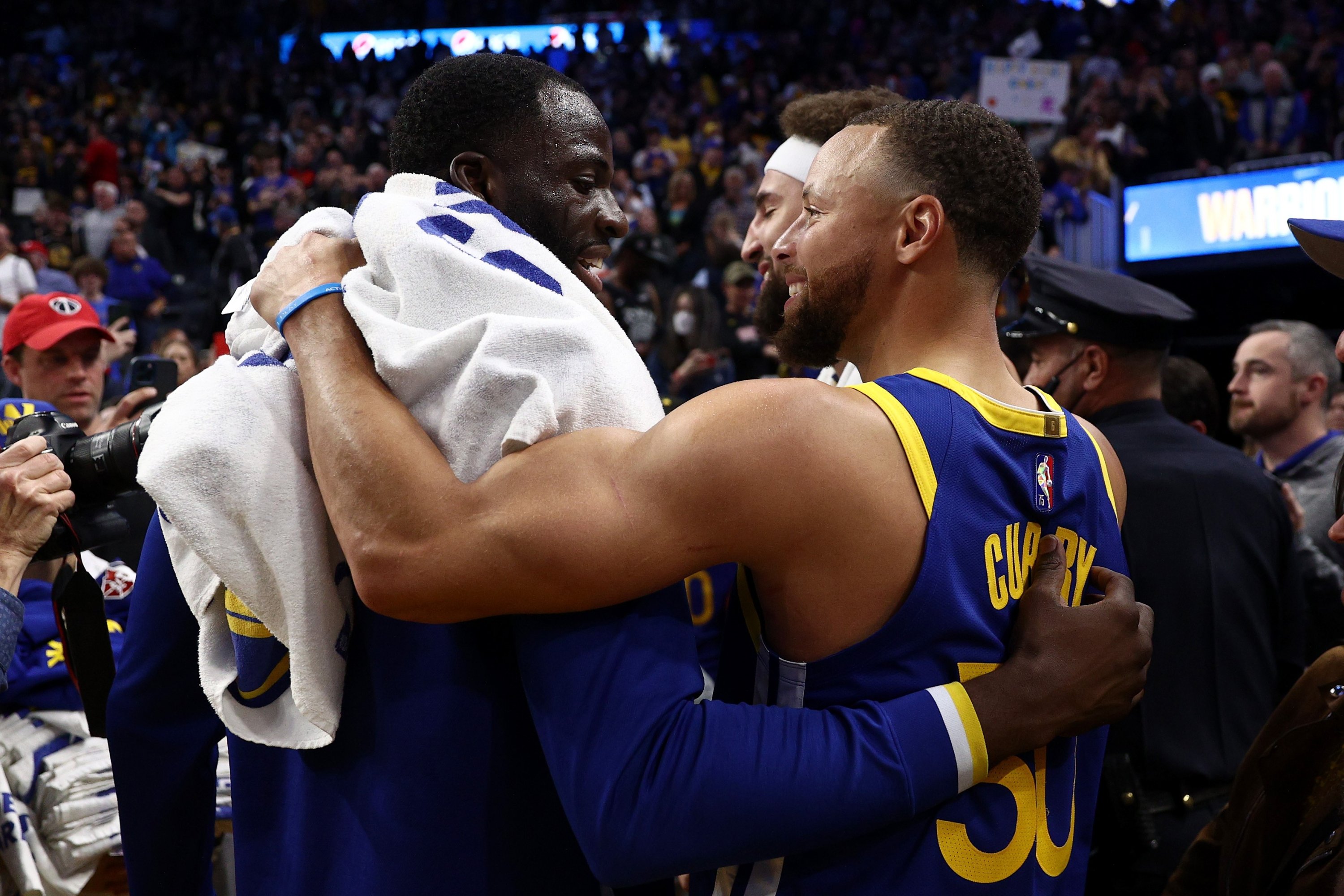 Stephen Curry dari Warriors (kanan) dengan Draymond Green setelah pertandingan NBA melawan Wizards, San Francisco, California, AS, 14 Maret 2022. (AFP Photo)