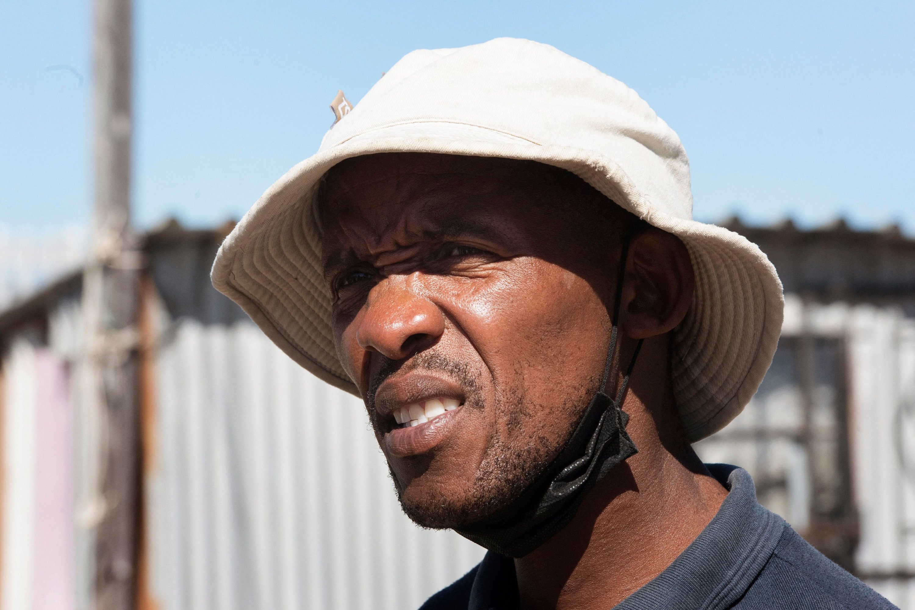 Sandile Zatu, 45, seorang penduduk di Zwelitsha, sebuah pemukiman informal di Khayelitsha, berbicara tentang masalah pasokan air di masyarakat, dekat Cape Town, Afrika Selatan, 24 Februari 2022. (AFP Photo)