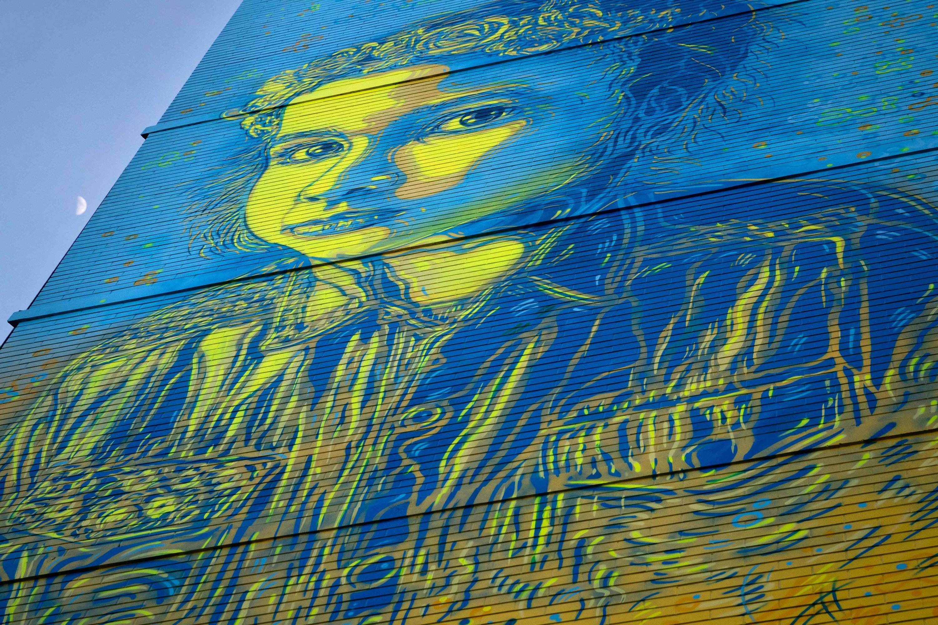 Lukisan dinding karya seniman jalanan dan pelukis Prancis Christian Guemy, yang dikenal sebagai C215, menggambarkan seorang anak Ukraina dengan kutipan yang dikaitkan dengan Presiden Ukraina Volodymyr Zelenskyy, Paris, Prancis, 10 Maret 2022. (AFP File Photo)