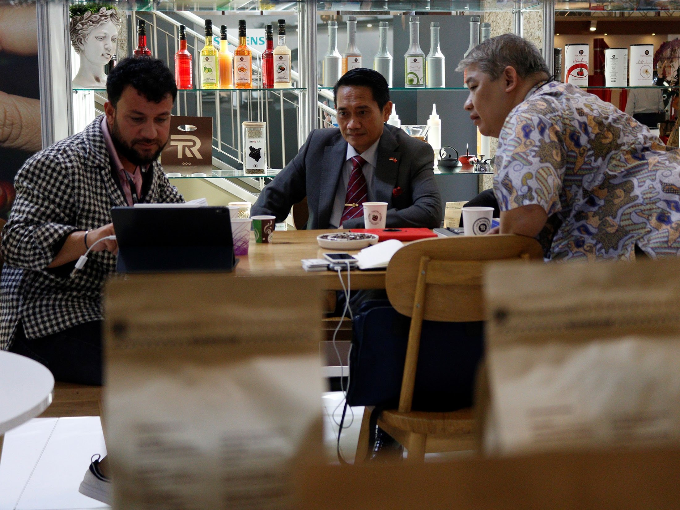 Orang-orang mengunjungi Coffex Istanbul, sebuah pameran yang sepenuhnya didedikasikan untuk kopi.  (Foto milik Leyla Yvonne Ergil)