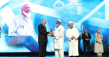 President Recep Tayyip Erdoğan (L) presents the benevolence award to Siraj Wahhaj (C) at the ceremony in the capital Ankara, Turkey, March 15, 2022. (AA Photo)