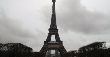 A Eurocopter Ecureuil 2 helicopter installs a new telecom transmission TDF (TeleDiffusion de France) antenna on the top of the Eiffel Tower in Paris, France, March 15, 2022. (AP Photo)