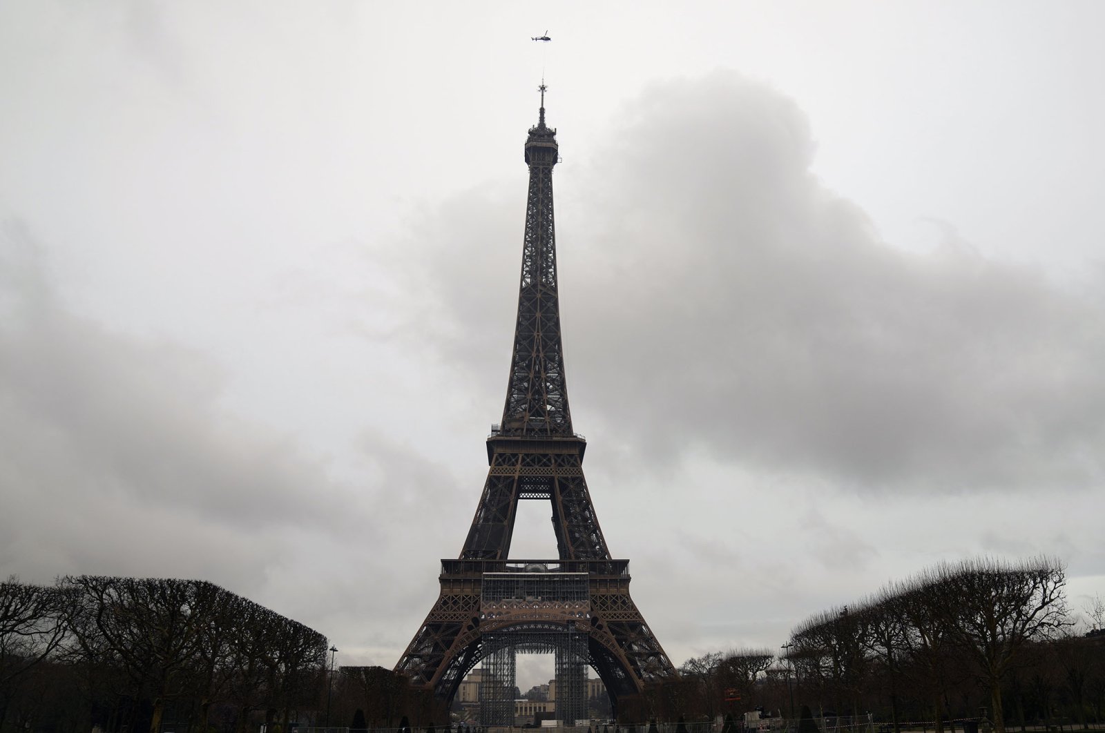 A Eurocopter Ecureuil 2 helicopter installs a new telecom transmission TDF (TeleDiffusion de France) antenna on the top of the Eiffel Tower in Paris, France, March 15, 2022. (AP Photo)