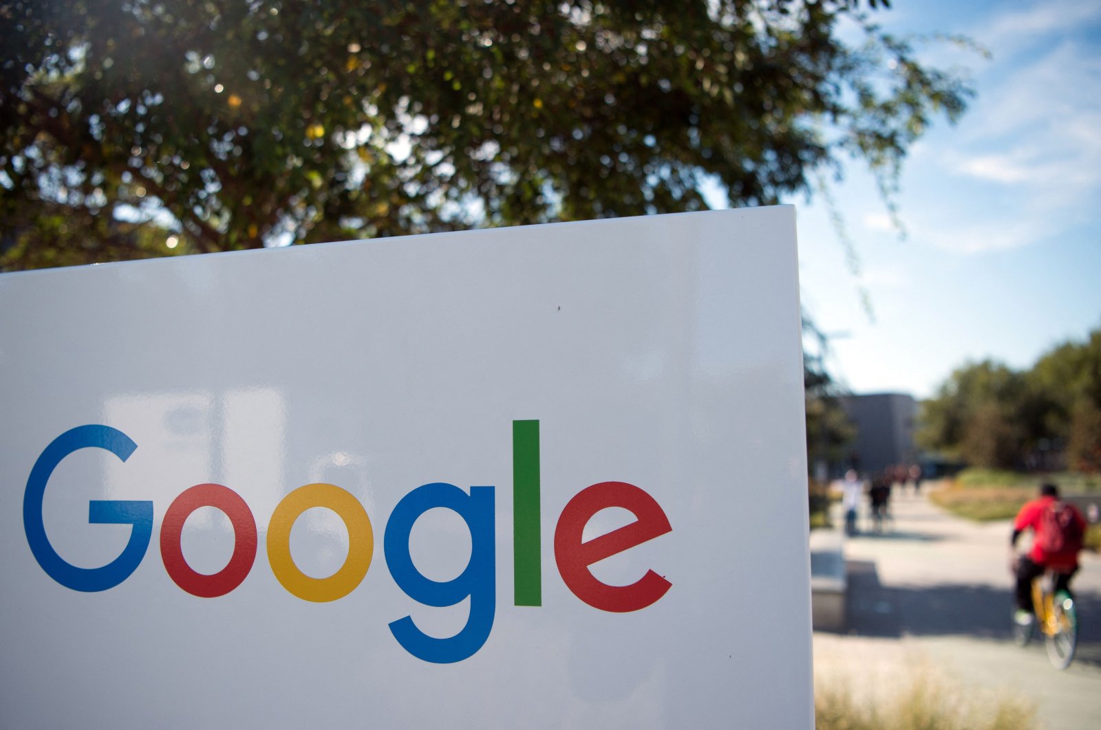 Pekerja berunjuk rasa di belakang rekan kerja atas dugaan pembalasan oleh Google