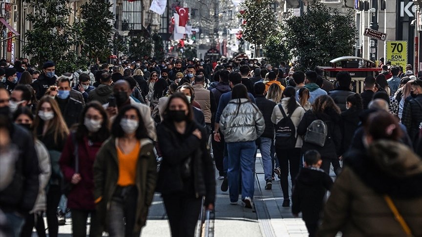 A view of people wearing masks against COVID-19 on Istiklal Avenue, in Istanbul, Turkey, March 4, 2022. (AA Photo)