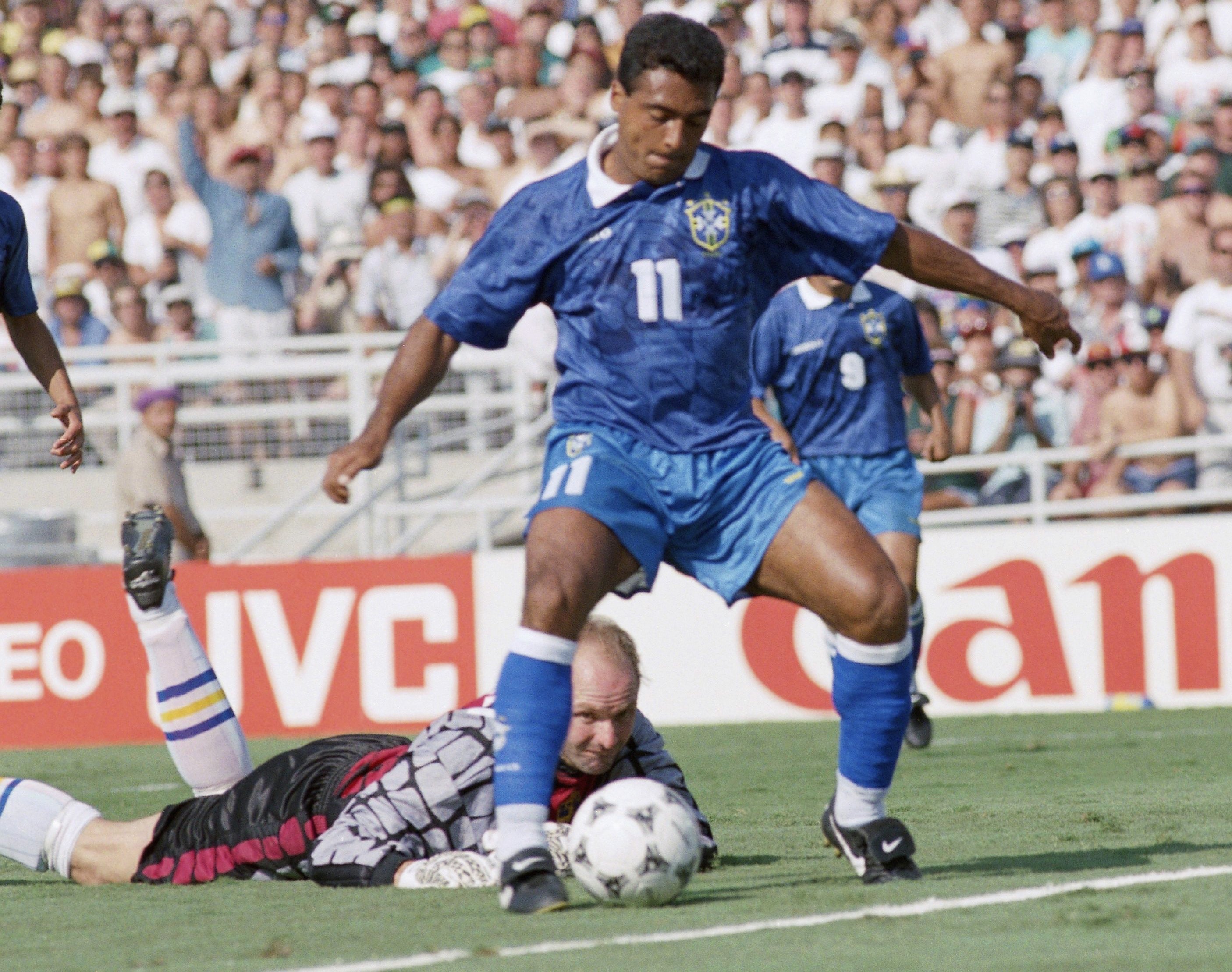 Penyerang Brasil Romario menggiring bola melewati kiper Swedia Thomas Ravelli selama semifinal Piala Dunia 1994, 13 Juli 1994, Pasadena, California, AS (AP Photo)