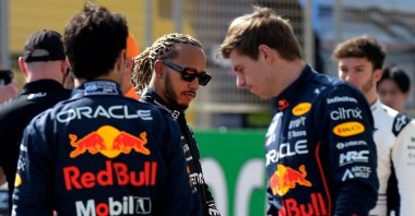 Mercedes' Lewis Hamilton (C) walks past Red Bull's Max Verstappen (R) during the first day of F1 preseason testing, Sakhir, Bahrain, March 12, 2021. (AFP Photo)