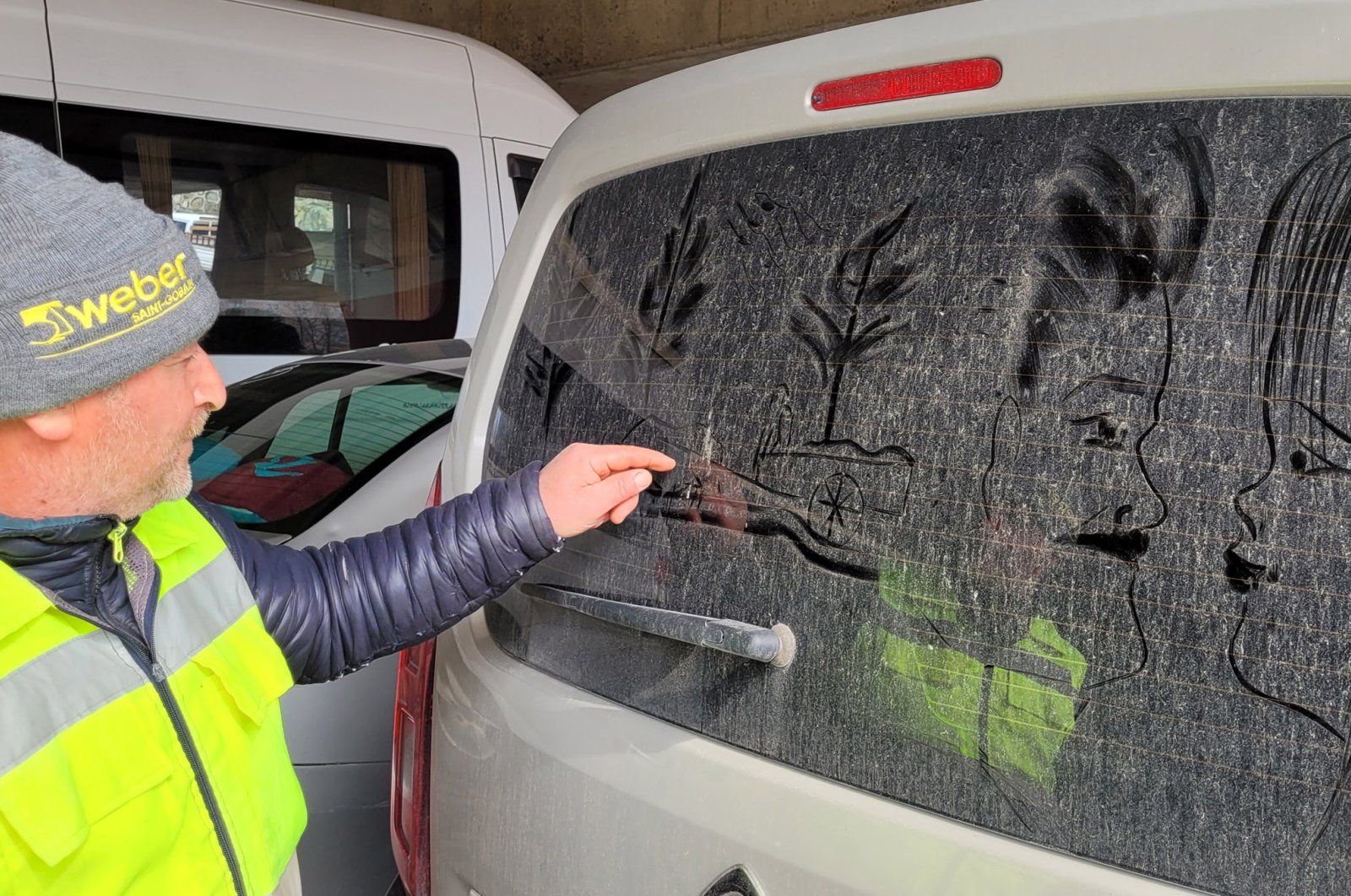 Jendela mobil yang kotor menyediakan kanvas yang ideal untuk pembersih/artis Turki