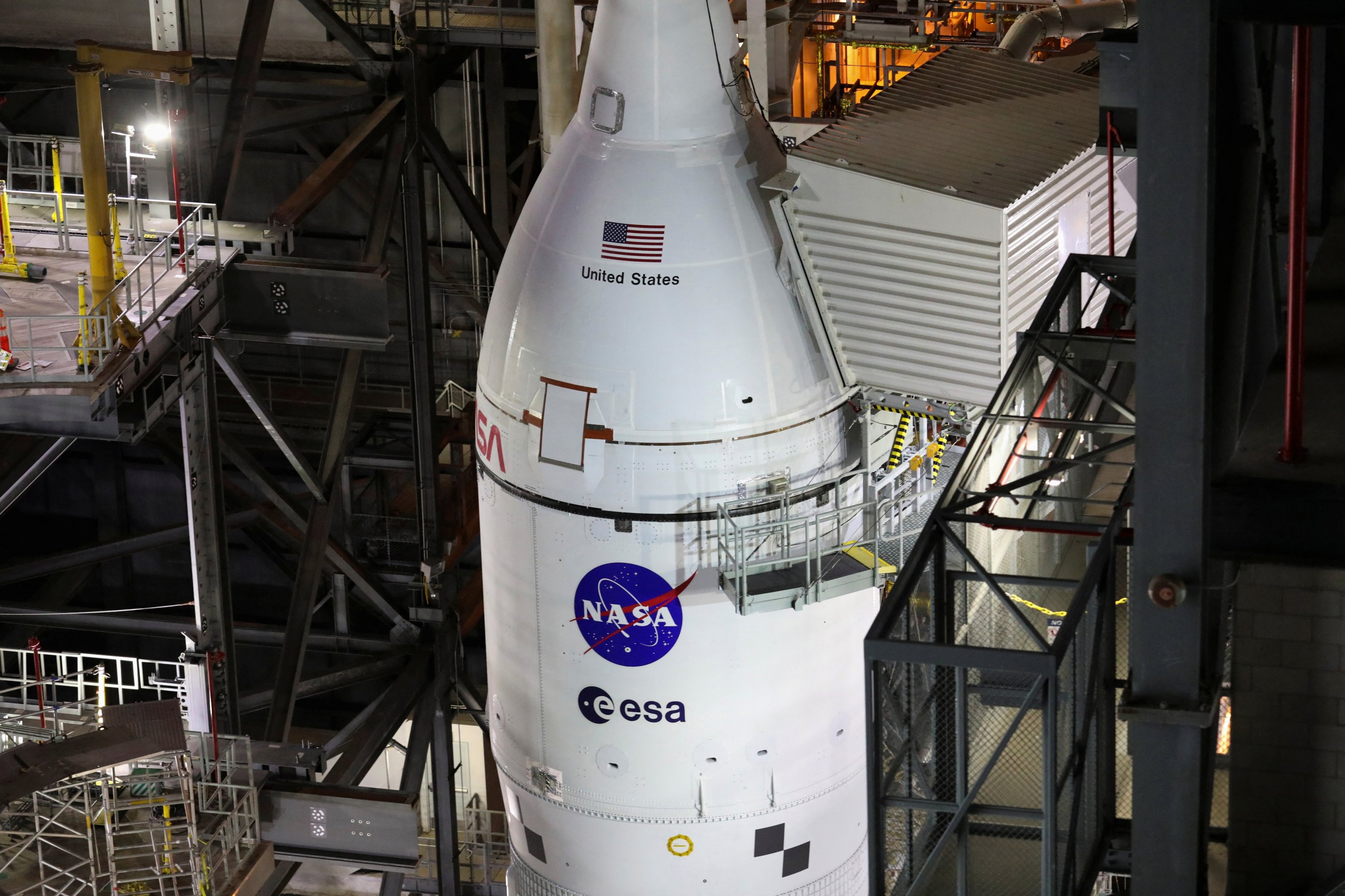 Roket bulan generasi berikutnya NASA, roket Space Launch System (SLS) dengan kapsul kru Orion yang bertengger di atasnya, terlihat di Vehicle Assembly Building (VAB) di Cape Canaveral, Florida, AS, 16 Maret 2022. (Foto Reuters )