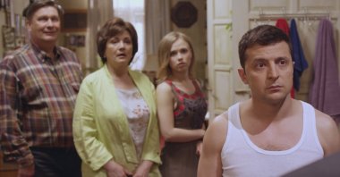 Before becoming real-life president of Ukraine, Volodymyr Zelenskyy (R) acted out the role in a show that is now being picked up on streaming platforms around the world. (dpa)