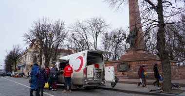 A Turkish Red Crescent mobile kitchen serves Ukrainians, in Chernivtsi, western Ukraine, March 13, 2022. (DHA PHOTO)