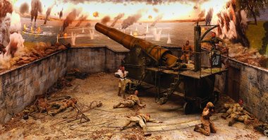 A diorama of Cpl. Seyit while carrying a 215-kilogram cannonball during the Gallipoli campaign. (Courtesy of Hisart Museum)