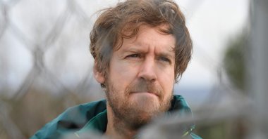 Aston Martin&#039;s Sebastian Vettel watches other pilots during F1 preseason testing, Barcelona, Spain, Feb. 25, 2022. (AFP Photo)