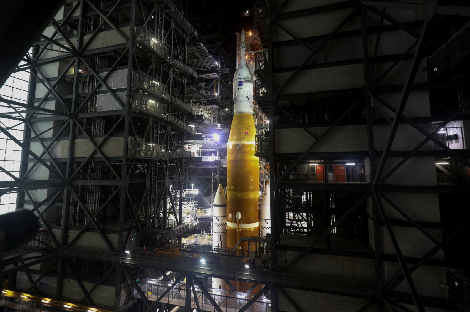 Peregangan terakhir: Roket bulan NASA generasi berikutnya berangkat ke landasan peluncuran