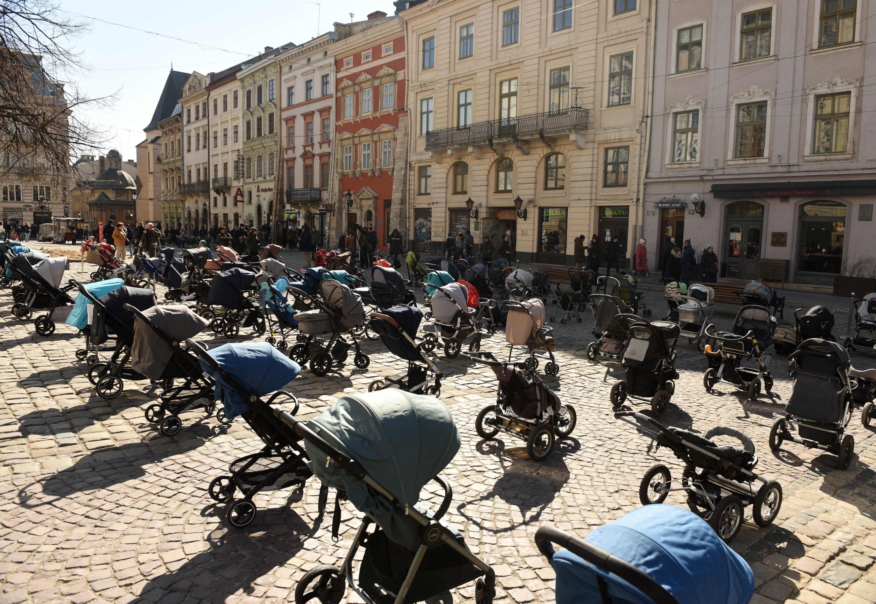 Lebih dari 100 kereta bayi terlihat ditempatkan di luar dewan kota Lviv untuk menyoroti jumlah anak yang tewas dalam invasi Rusia ke Ukraina, Lviv, Ukraina, 18 Maret 2022, (AFP Photo)