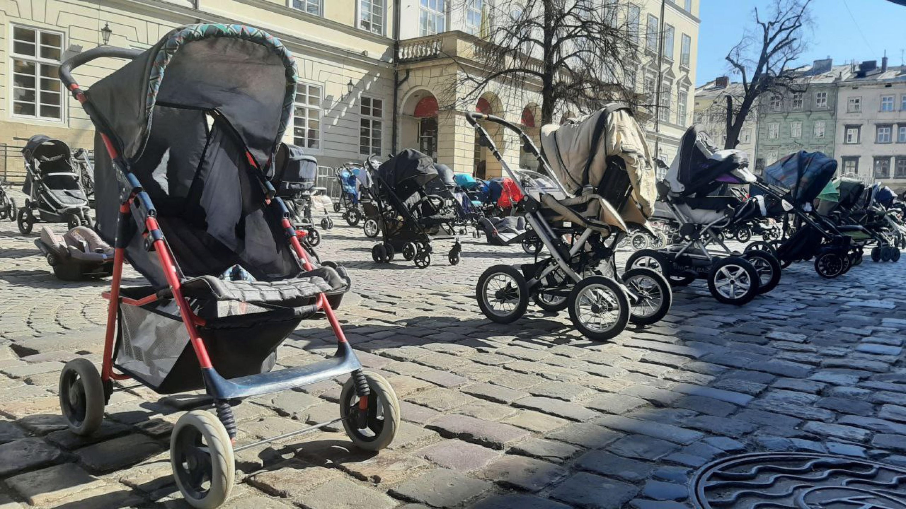 Gambar dari dekat salah satu dari 109 kereta bayi kosong yang melambangkan jumlah anak yang terbunuh sejak awal invasi Rusia ke Ukraina, ditempatkan di alun-alun pasar pusat Lviv, Ukraina, 18 Maret 2022. (EPA Photo)