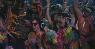 This image released by Apple TV  shows Anne Hathaway (L) and Jared Leto in a scene from the limited series &quot;WeCrashed,&quot; about the rise and fall of WeWork. (AP Photo)