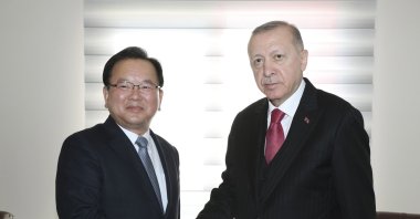 President Recep Tayyip Erdoğan (R) and South Korean Prime Minister Kim Boo-kyum shake hands before a meeting in Çanakkale, western Turkey, March 18, 2022. (AP Photo)
