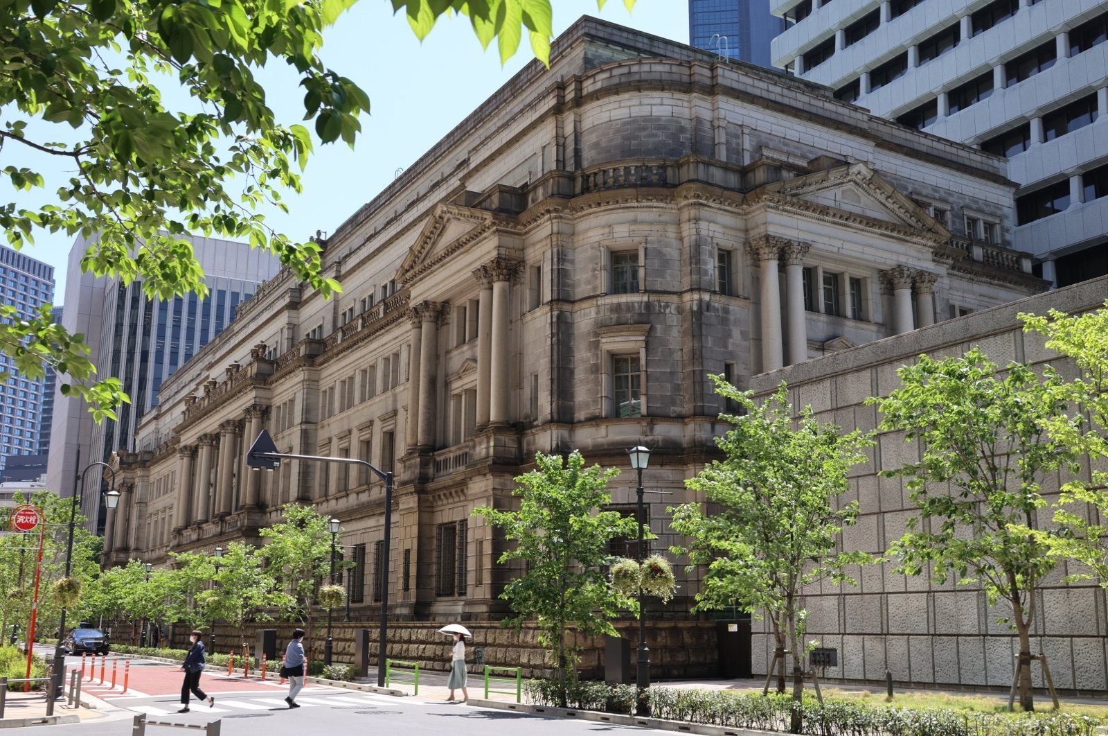 Bank of Japan mempertahankan sikap kebijakan yang mudah di tengah guncangan inflasi
