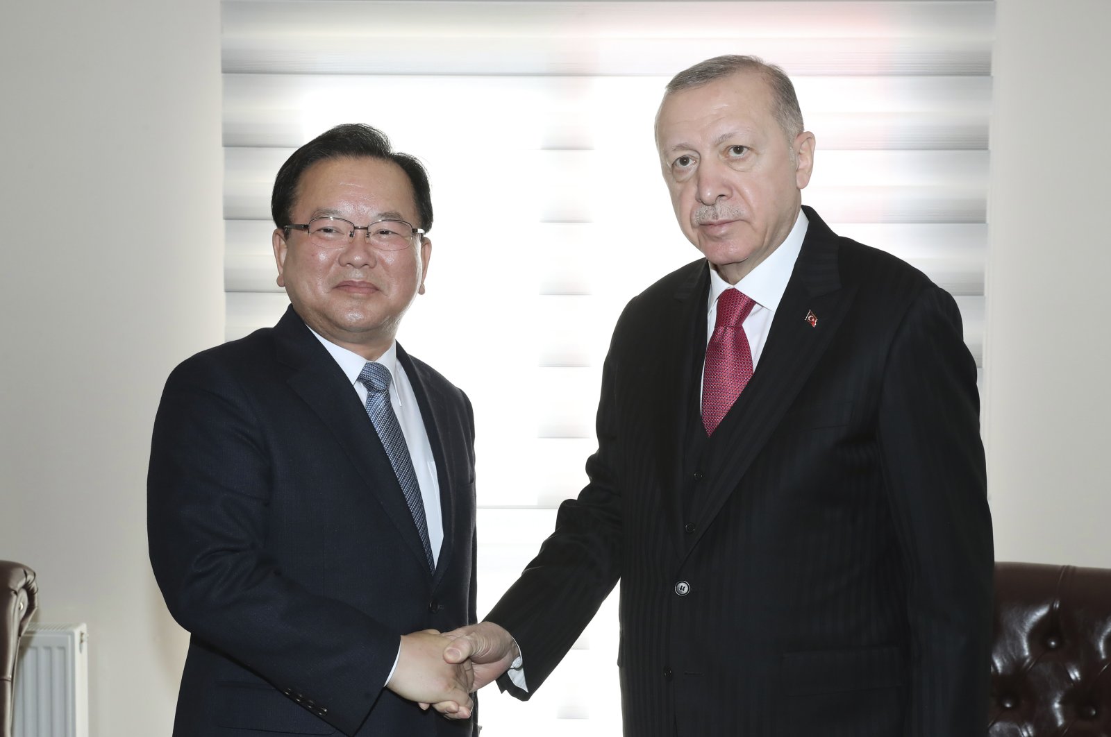 President Recep Tayyip Erdoğan (R) and South Korean Prime Minister Kim Boo-kyum shake hands before a meeting in Çanakkale, western Turkey, March 18, 2022. (AP Photo)