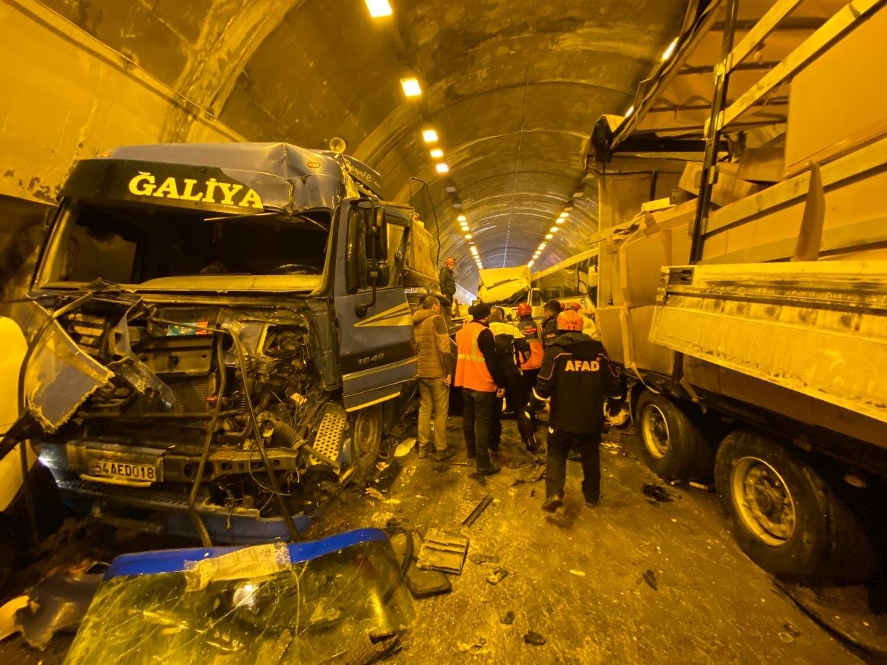 Kendaraan rusak setelah terjadi penumpukan di dalam Terowongan Gunung Bolu, di barat laut Turki, 3 Maret 2022. (AA Photo)