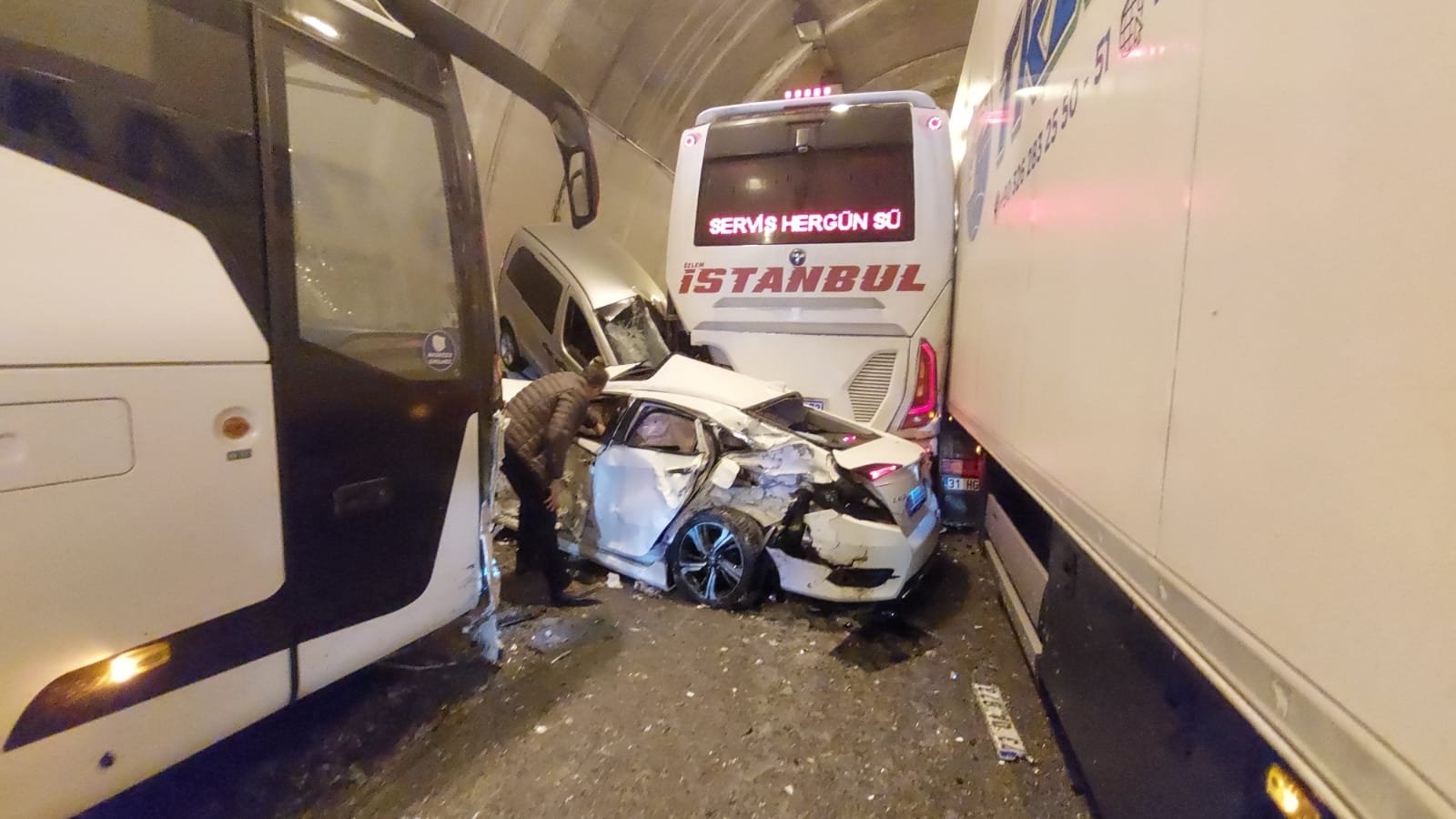 Kendaraan rusak setelah terjadi tabrakan di dalam Terowongan Gunung Bolu, di barat laut Turki, 3 Maret 2022. (AA Photo)
