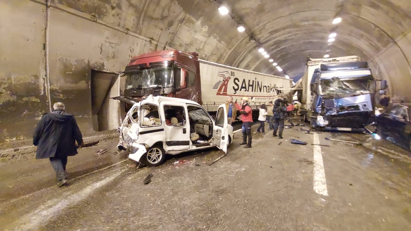 Kendaraan yang rusak setelah terjadi penumpukan terlihat di dalam Terowongan Gunung Bolu, di barat laut Turki, 3 Maret 2022. (AA Photo)