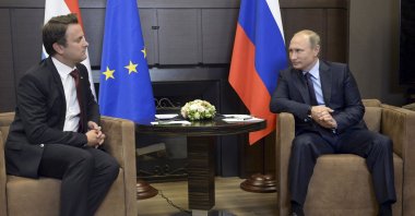 Russian President Vladimir Putin (R) meets with Luxembourg's Prime Minister Xavier Bettel at the Bocharov Ruchei residence in Sochi, Russia, Oct. 6, 2015. (Reuters Photo)