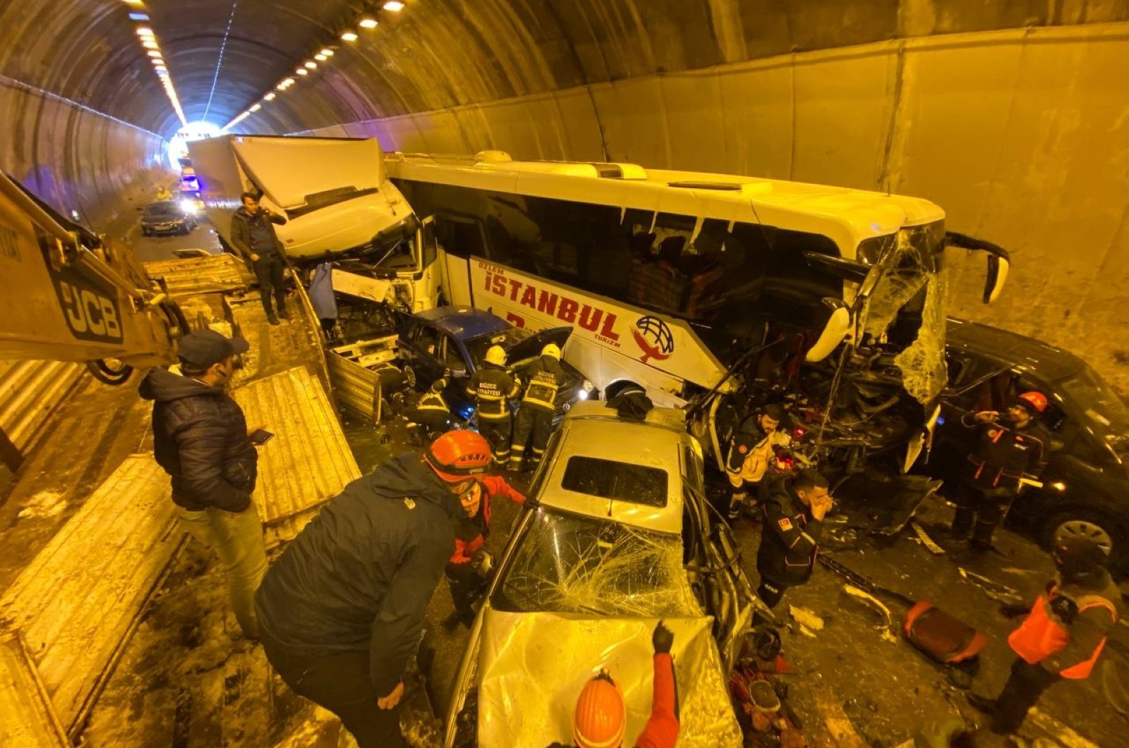 Tumpukan di terowongan Bolu melukai 30 orang, ganggu jalan tol Ankara-Istanbul