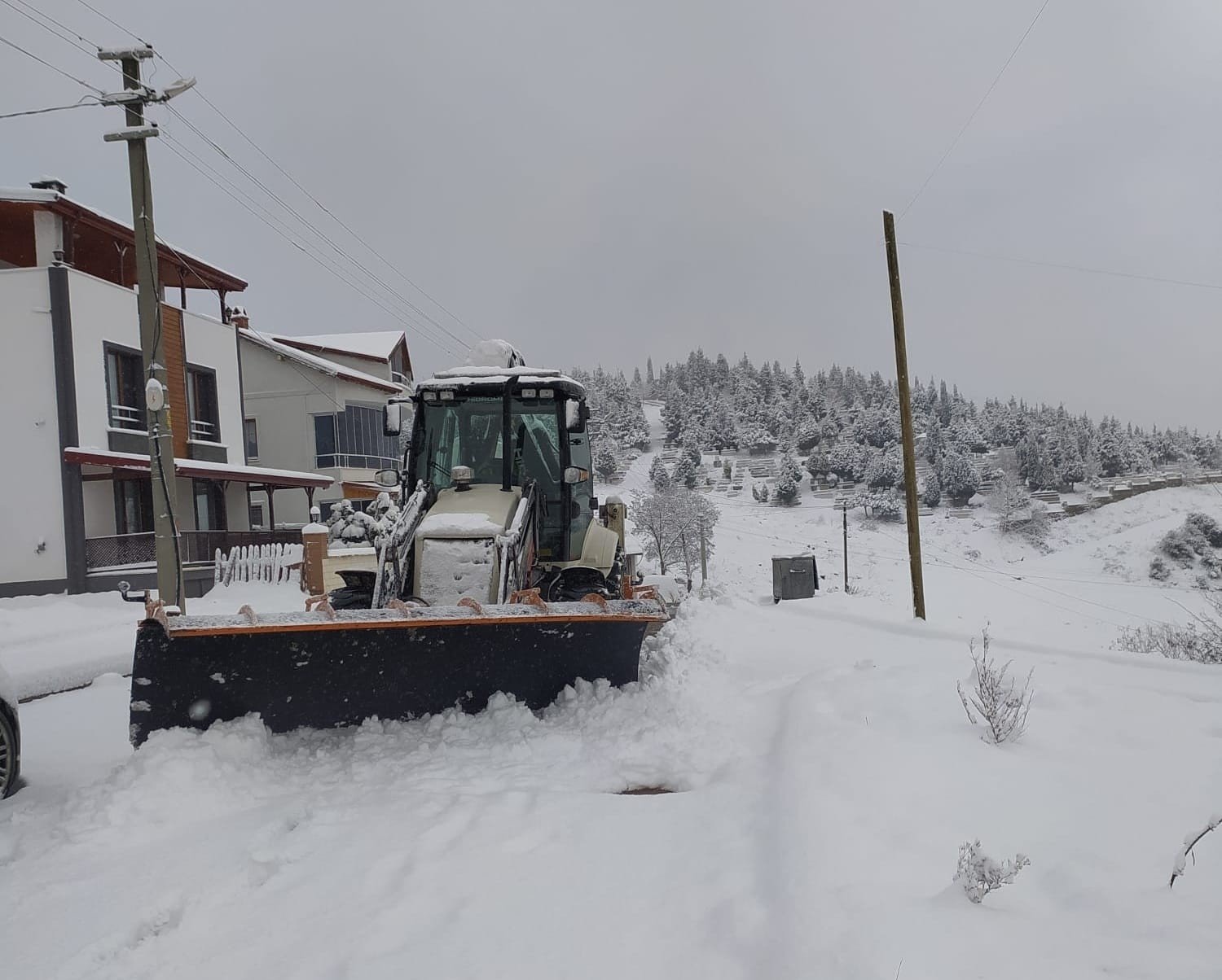 Municipality crews are seen battling the snow in northwestern Kocaeli province, Turkey, March 19, 2022 (IHA Photo)