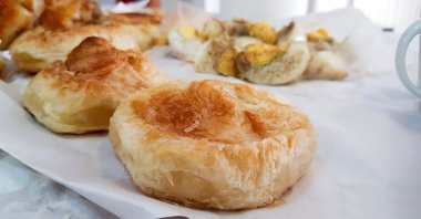 Boyoz is great served with boiled eggs. (Shutterstock Photo)