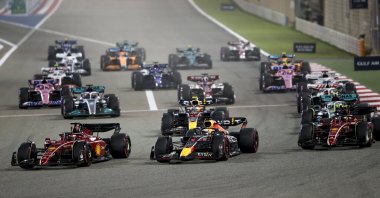 Monaco's Formula One driver Charles Leclerc (Front L) of Scuderia Ferrari leads the pack at the start of the Formula One Grand Prix of Bahrain at the Bahrain International Circuit in Sakhir, Bahrain, March 20, 2022. (EPA Photo)