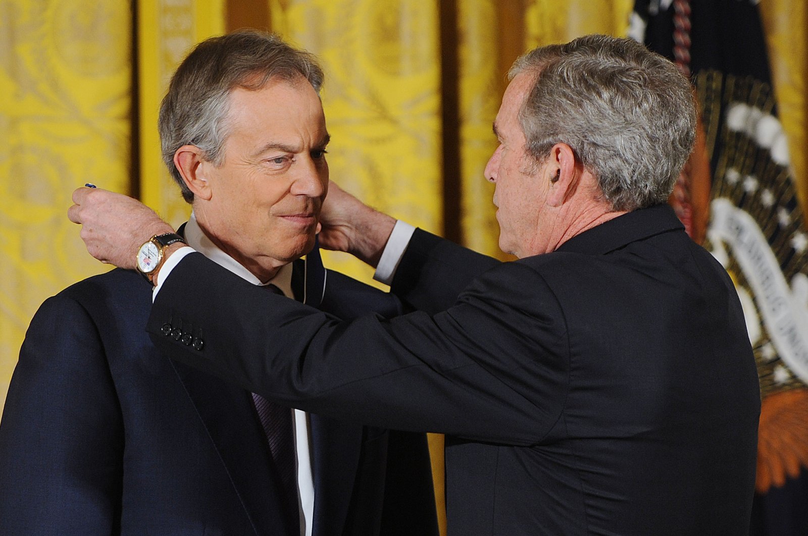 Former U.S. President George W. Bush (R) presents Britain's former Prime Minister Tony Blair with the Presidential Medal of Freedom, on the last days of his presidency, at the White House, Washington, D.C., U.S., Jan. 13, 2009. (Reuters Photo)