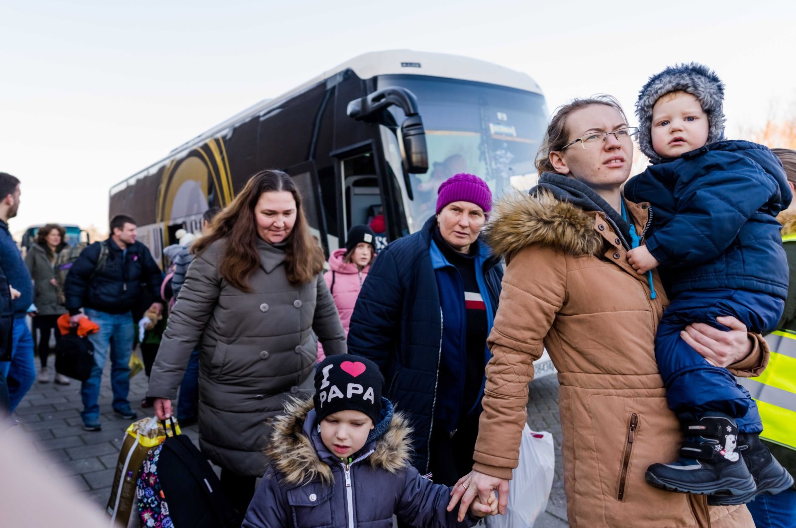 Ukrainian refugees arrive by bus at the Sports hall De Dreef in Waddinxveen, the Netherlands, March 4, 2022. (EPA File Photo)