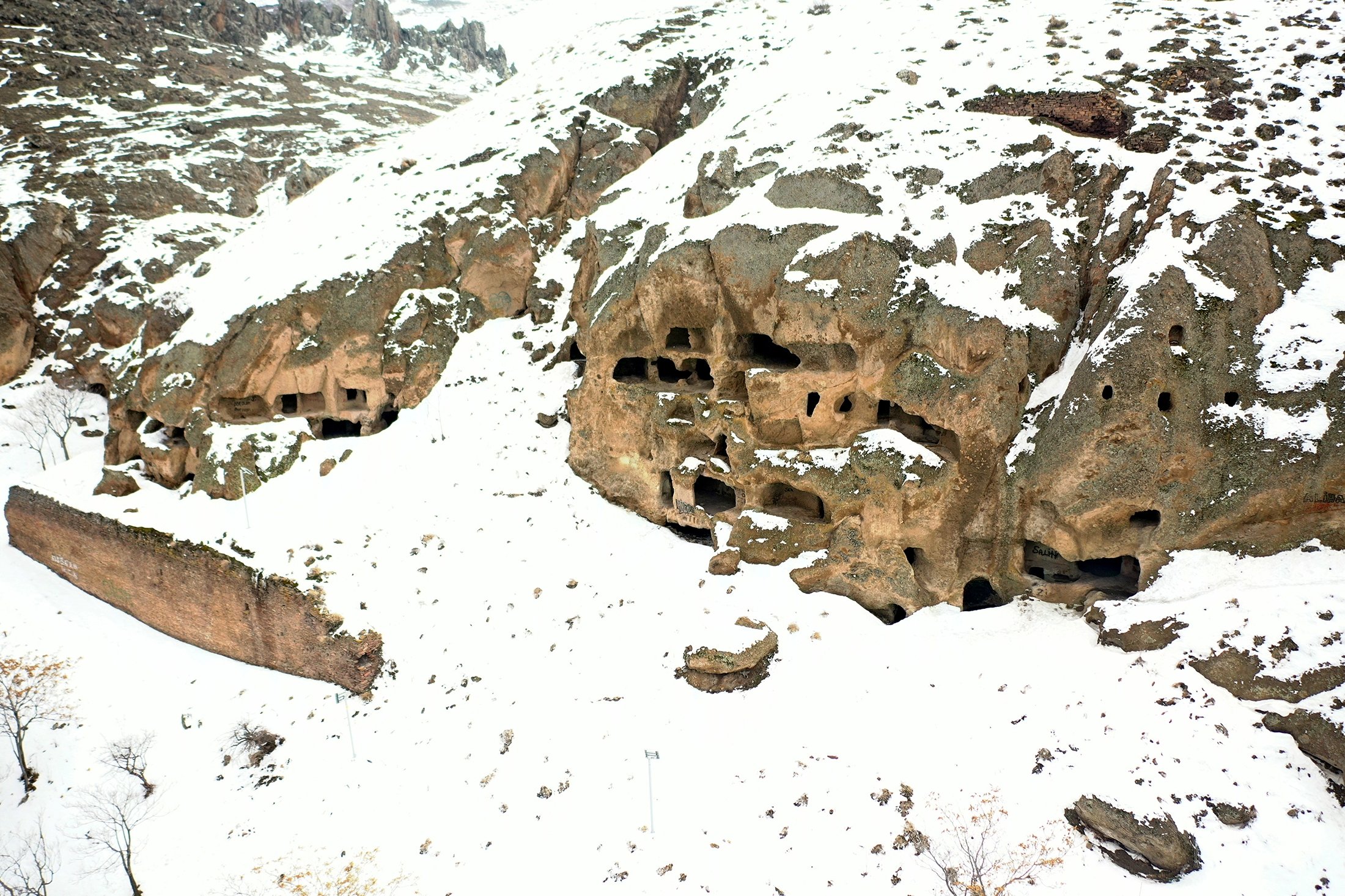 Salju menyelimuti perbukitan dengan gua-gua di lingkungan Sille di Konya, Turki, 19 Maret 2022. (AA Photo)