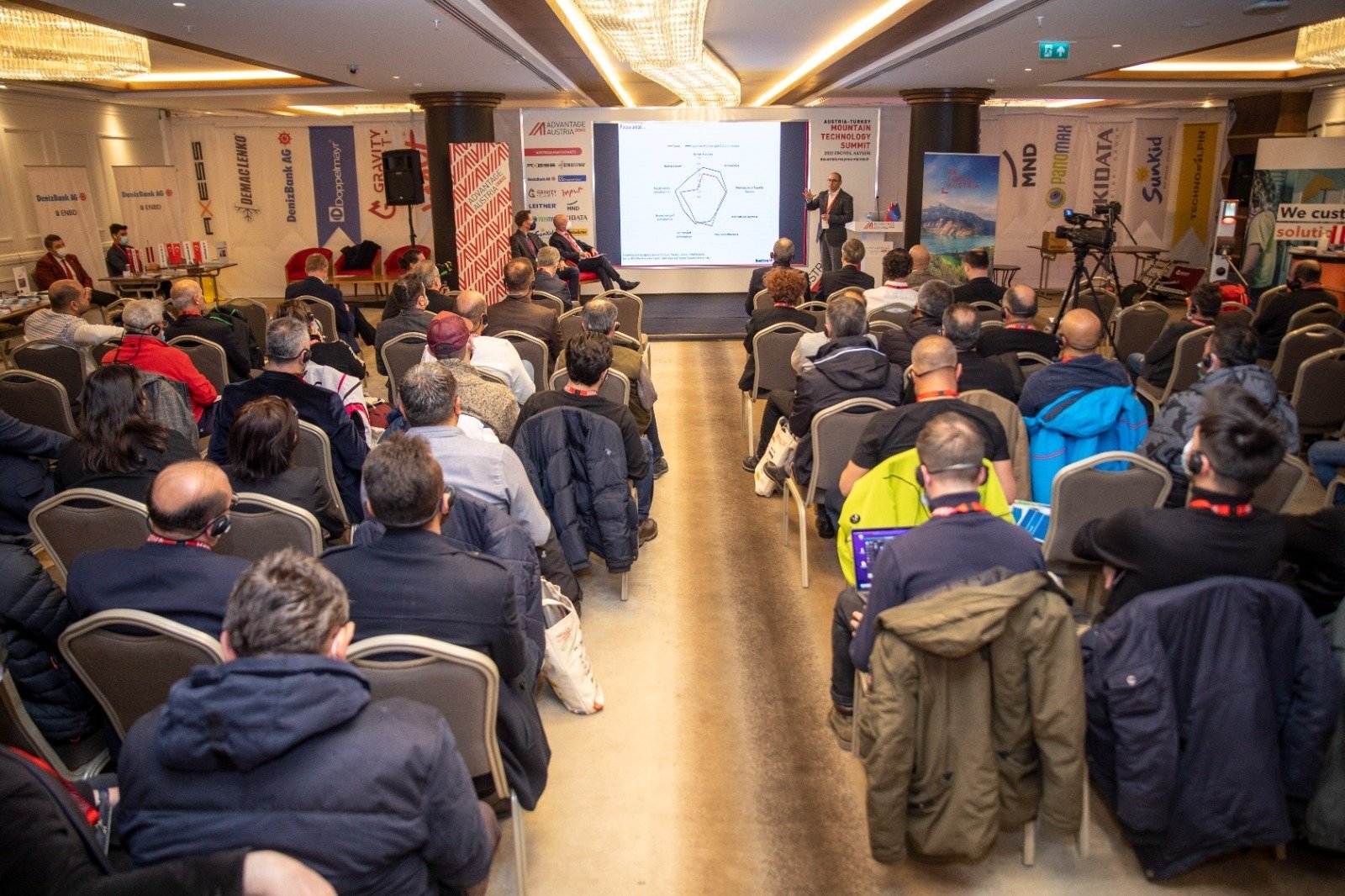Peserta menghadiri salah satu bagian dari Turkey-Austria Winter and Mountain Tourism Infrastructure Summit yang diadakan di Mount Erciyes, Kayseri, Turki tengah, 18 Maret 2022. (Courtesy of Advantage Austria)