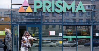 A Russian woman leaves after buying groceries at a PRISMA supermarket before the store closes in St. Petersburg, Russia, March 4, 2022. (EPA Photo)