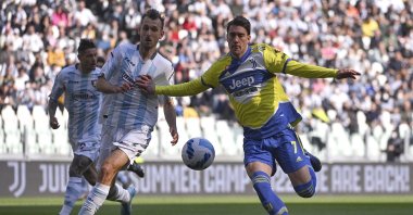 Salernitana's Norbert Gyomber (L) and Juventus' Dusan Vlahovic vie for the ball during Serie A match, Turin, Italy, March 20, 2021. (AP Photo)