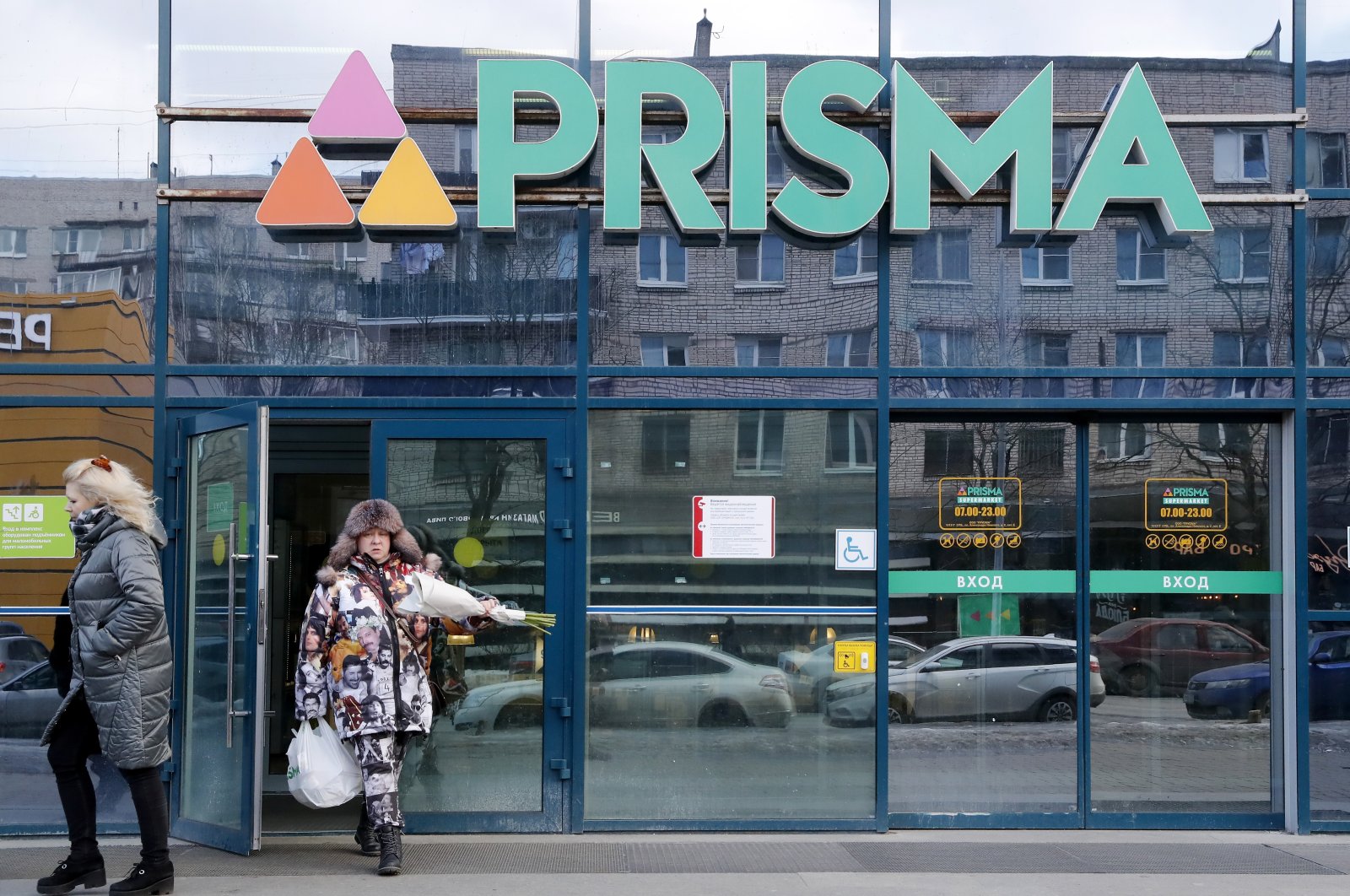 A Russian woman leaves after buying groceries at a PRISMA supermarket before the store closes in St. Petersburg, Russia, March 4, 2022. (EPA Photo)