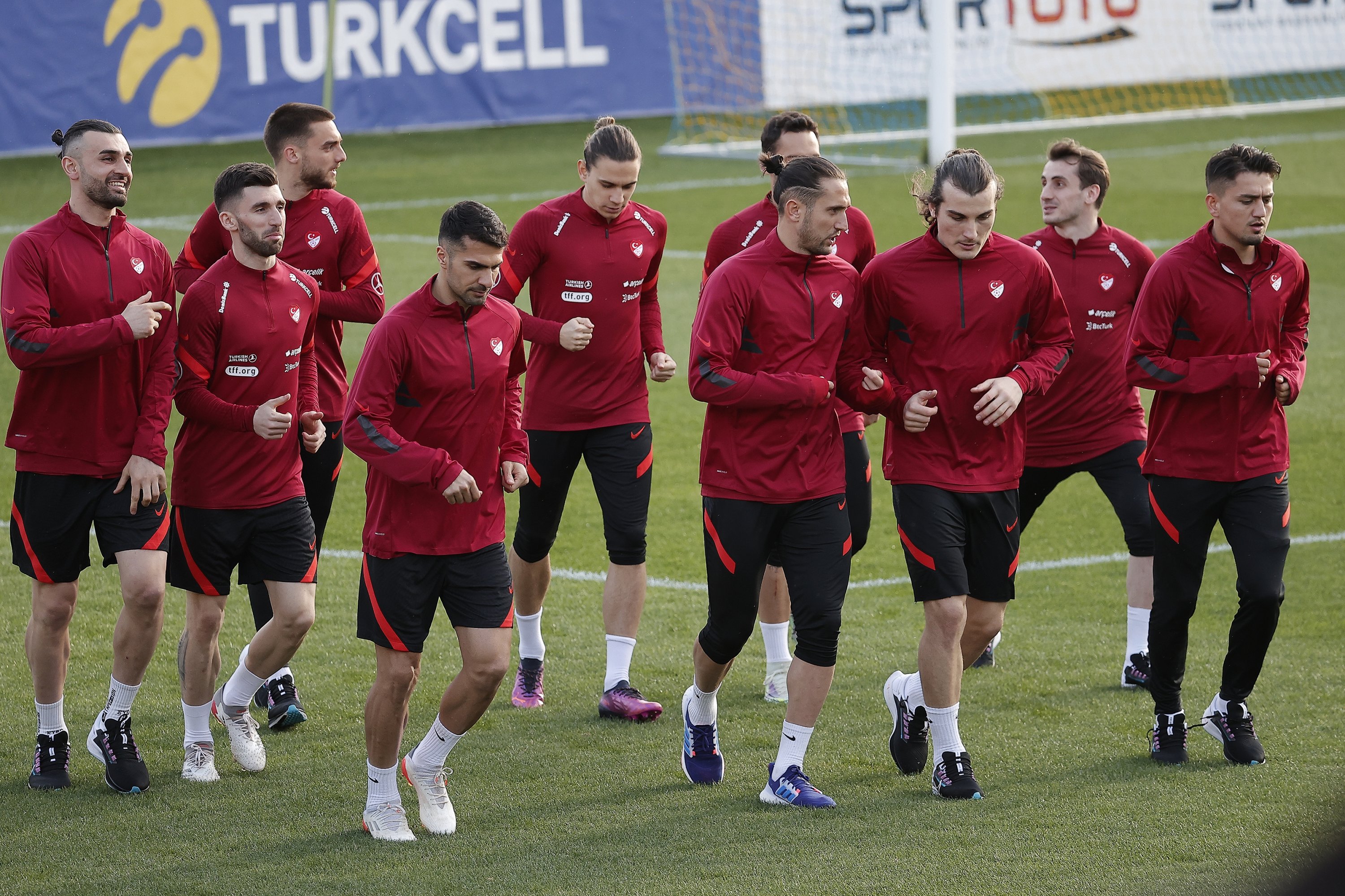 Para pemain timnas Turki menghadiri sesi latihan, Porto, Portugal, 21 Maret 2022. (AA Photo)