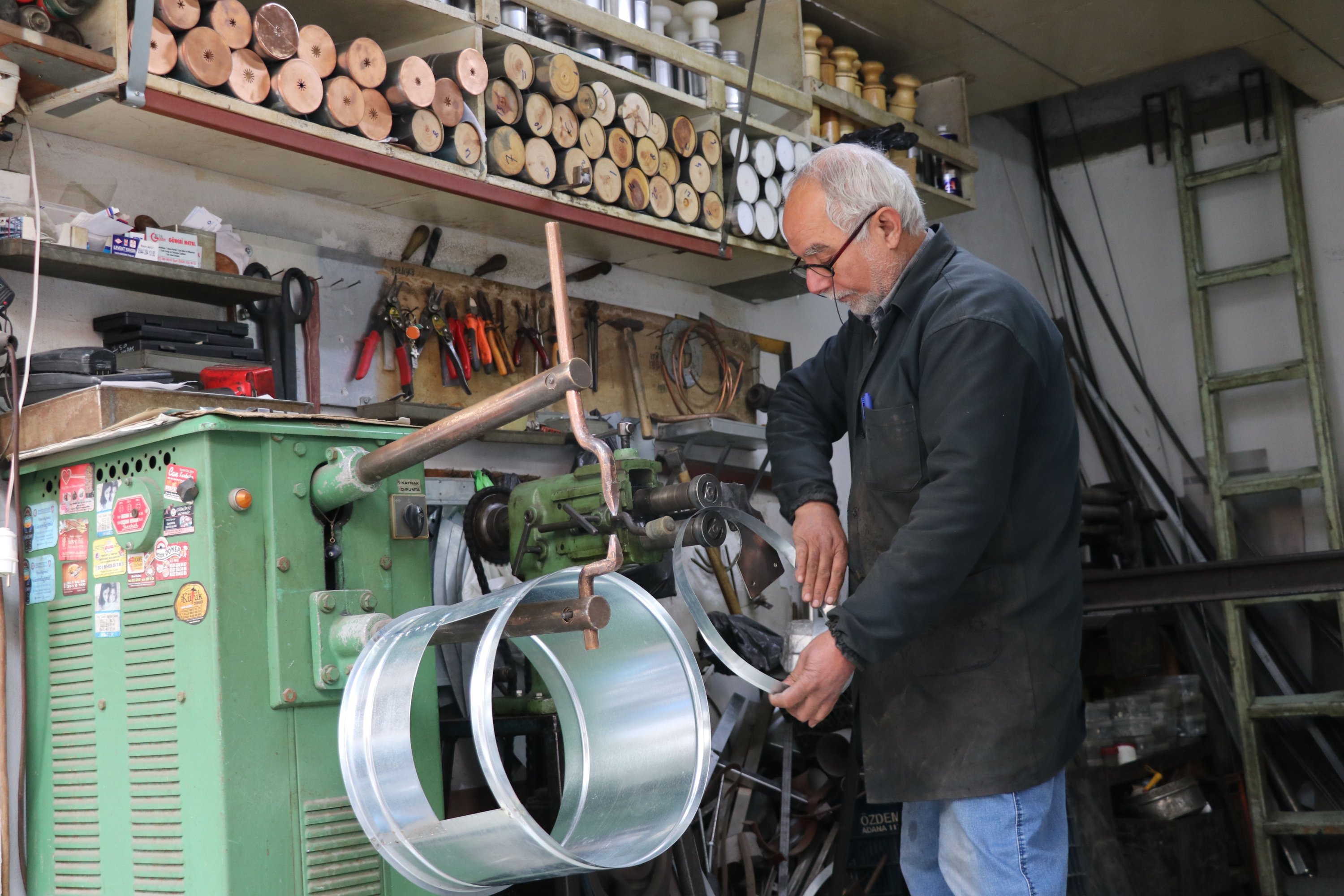 Coppersmith Güneri Filizgil bekerja di tokonya, di Adana, Turki selatan, 22 Maret 2022. (AA Photo)