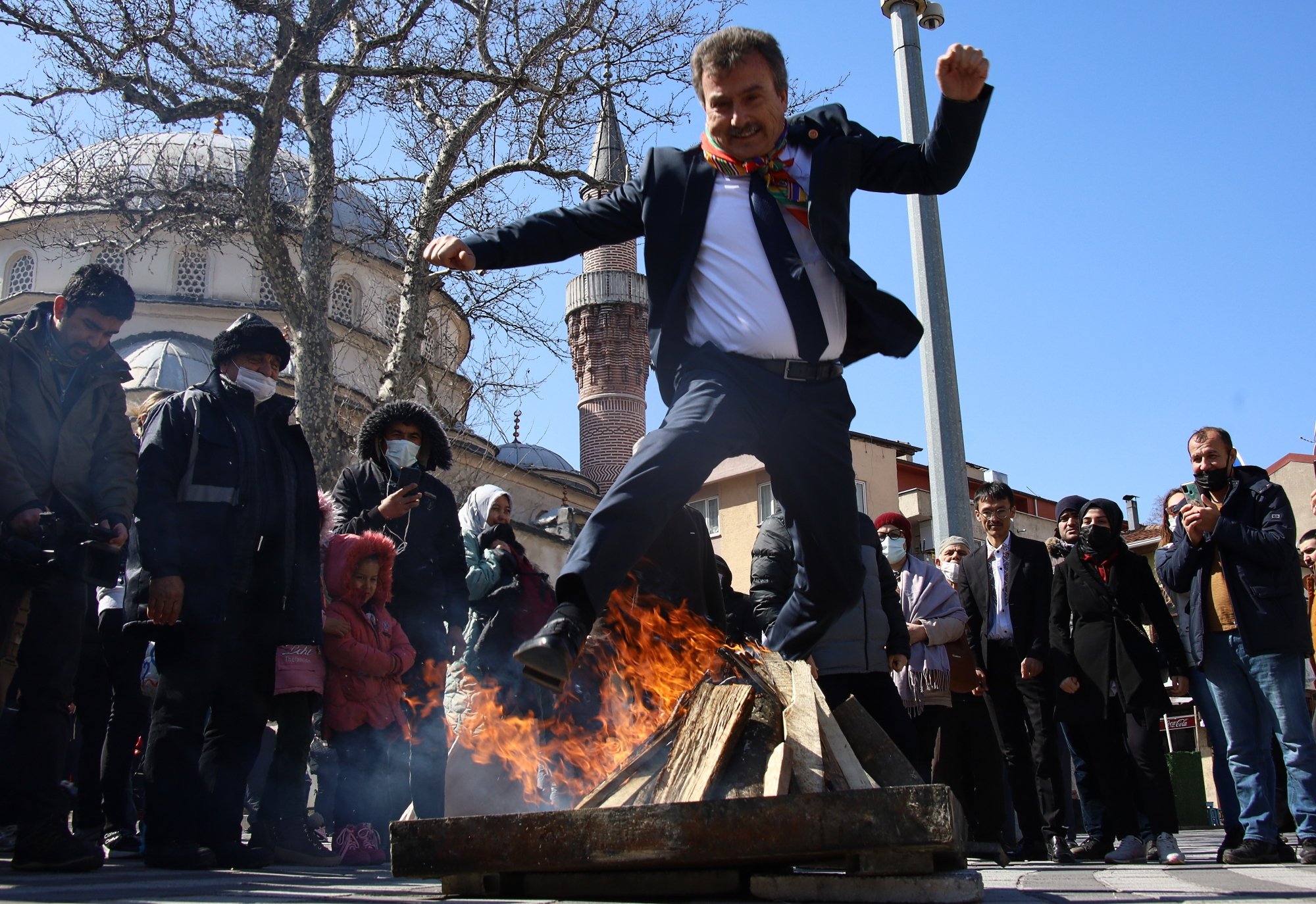Seorang warga melompati api unggun di Bursa, barat laut Turki, 21 Maret 2022. (AA) 