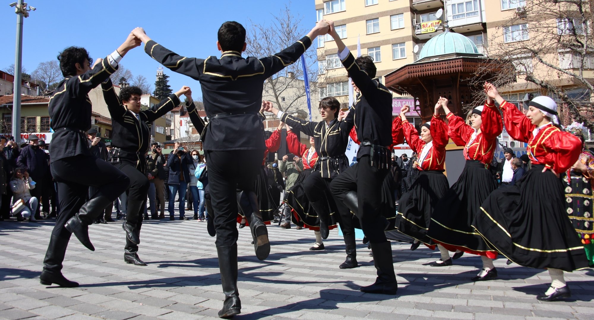 Pertunjukan tarian rakyat di Bursa, barat laut Turki, 21 Maret 2022. (AA) 