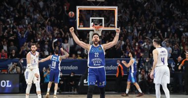 Anadolu Efes players celebrate their victory against Anadolu Efes during the Turkish Airlines EuroLeague match at Sinan Erdem Sports Complex in Istanbul, Turkey, March 22, 2022. (AA Photo)
