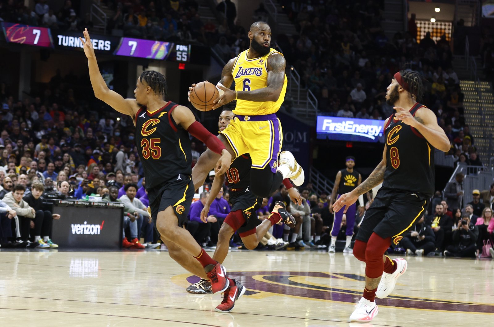 Lakers&#039; LeBron James (C) passes the ball in an NBA game against Cleveland Cavaliers, Cleveland, U.S., March 21, 2022. (AP Photo)