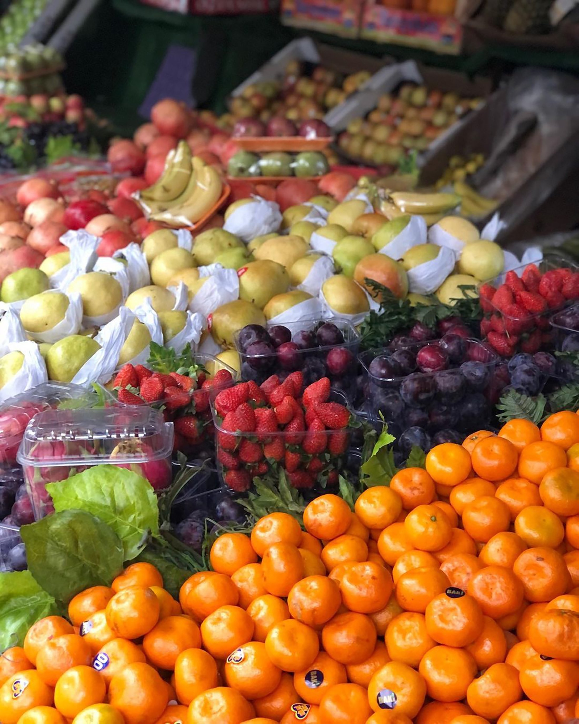 Berbagai jenis buah-buahan dapat dilihat di stan penjual sayur Umut, di Istanbul, Turki.  (Dari Instagram / @umutsarkuteri)