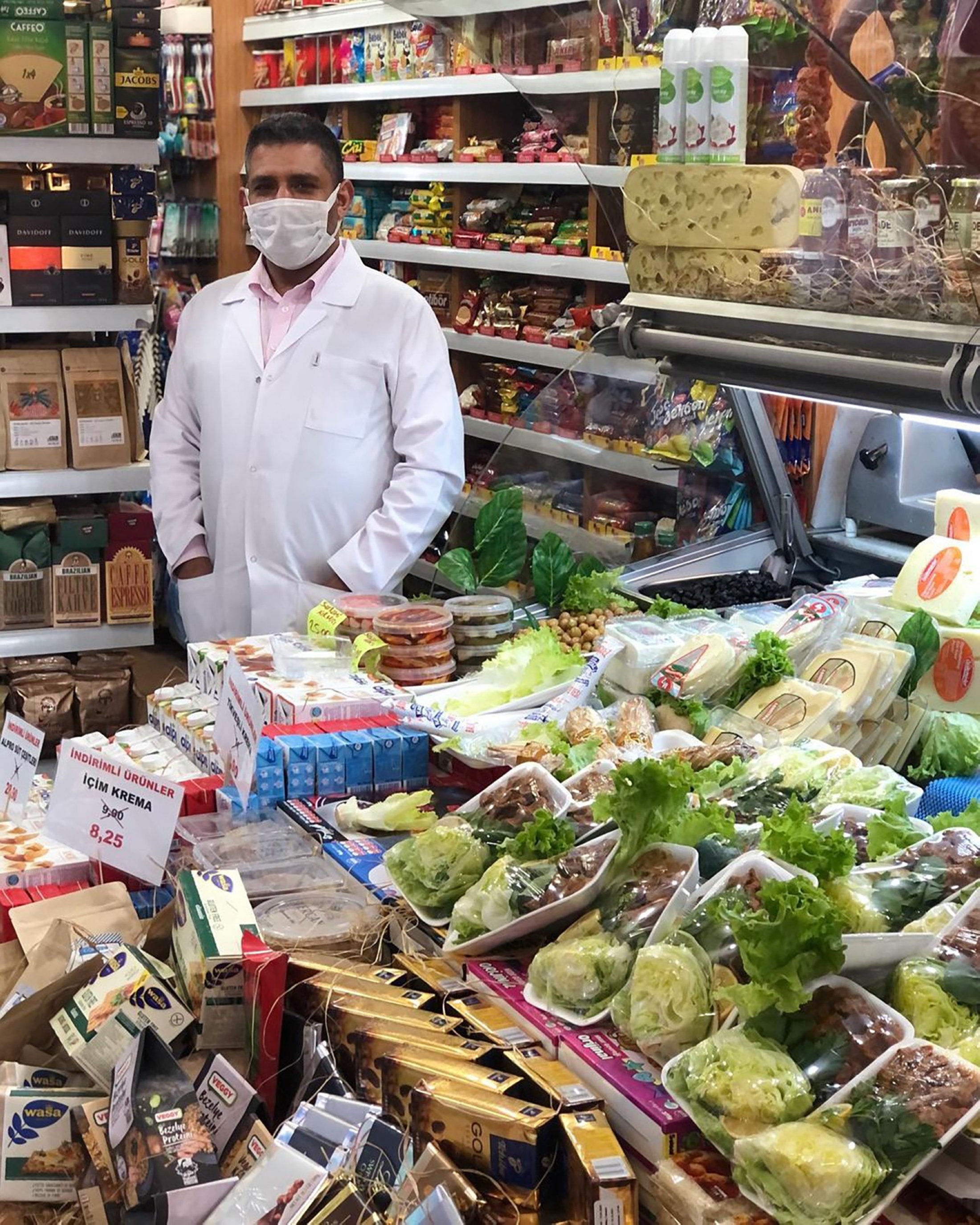 Seorang petugas berpose untuk foto di dalam toko sayur Umut, di Istanbul, Turki.  (Dari Instagram / @umutsarkuteri)